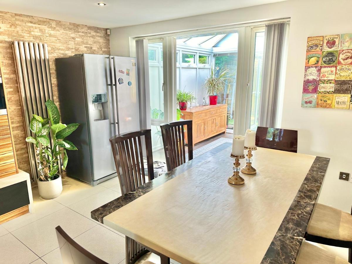 Large Family With Hot Tub - Sky Sports - Water Bed - Free Parking Holiday home *