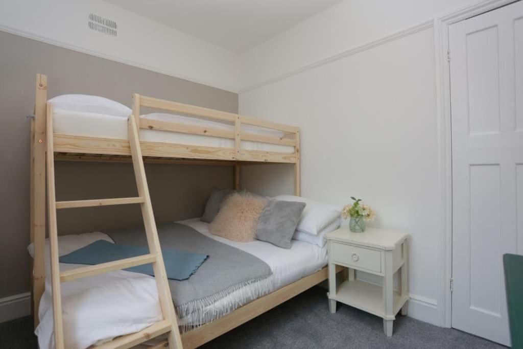 Bournecoast - Spacious Flat Near Shops/beach-fm182 Apartment