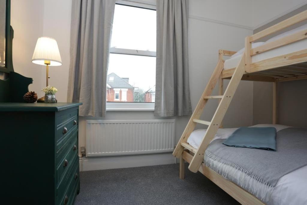 Bournecoast - Spacious Flat Near Shops/beach-fm182 Apartment