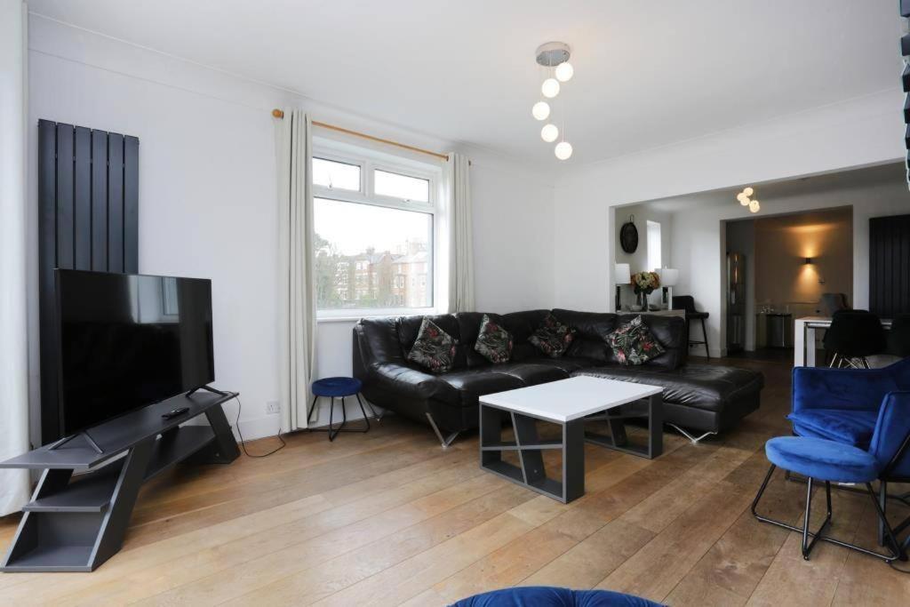 Bournecoast: With Snug-games Room-garden-3114 *