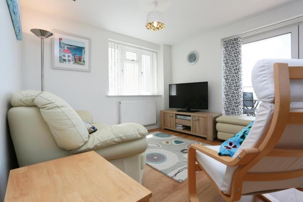 Bournecoast: Flat With Panoramic Sea Views- Fm6180