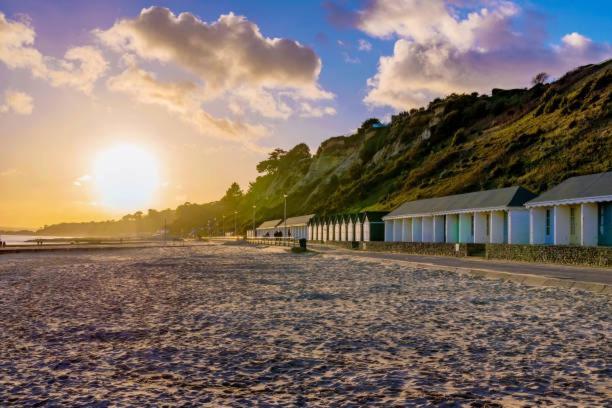 Sunny Town Centre Apartment: Beach-close Luxury In Bournemouth