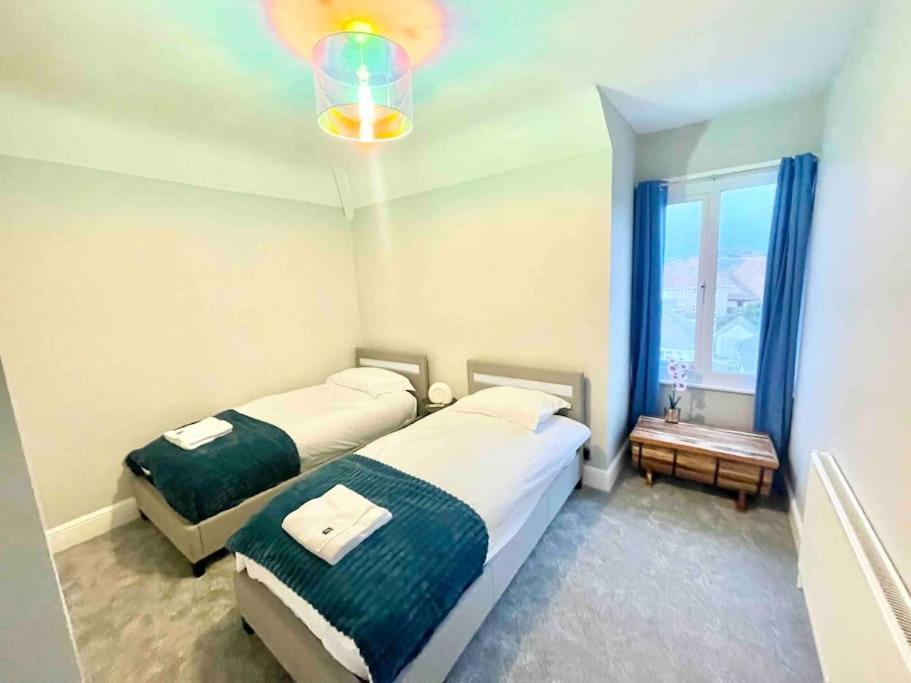 Coastline Retreats - Stunning Sea View Apartment, Netflix Apartment