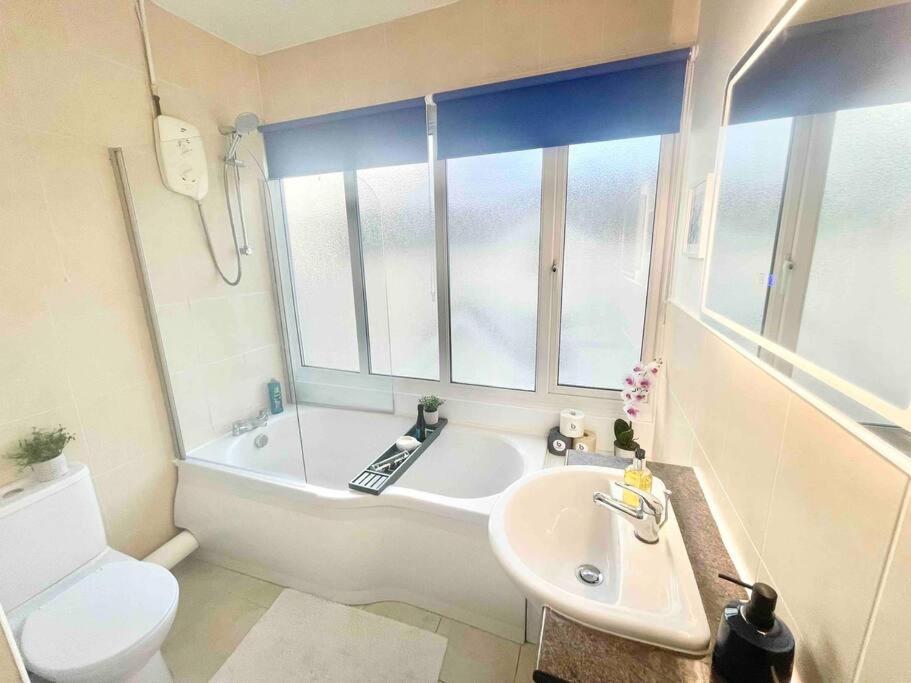 Apartment Coastline Retreats - Stunning Sea View Apartment, Netflix