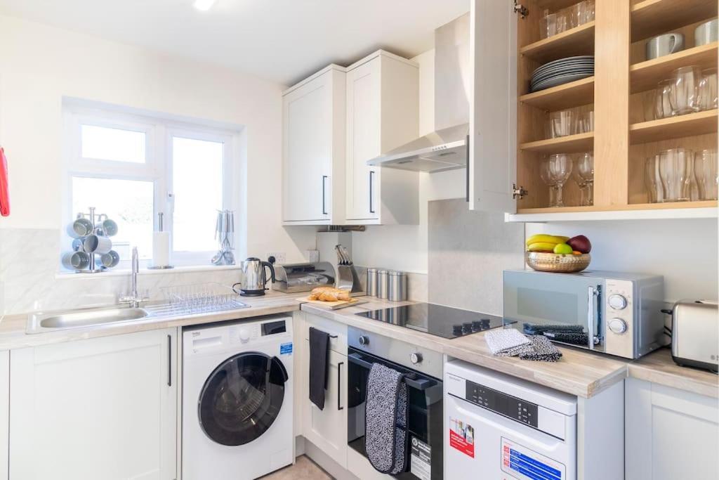 Stunning Sea View 2 Bedroom Sleeps 6- Free Parking