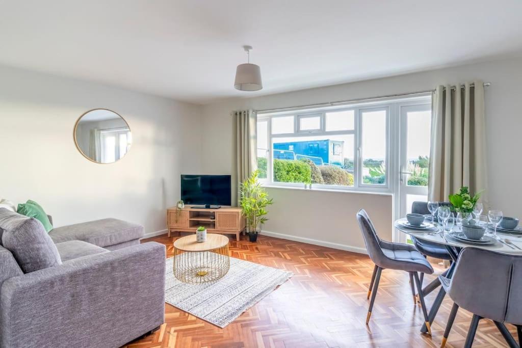 Spacious Sea View 2 Bedroom Sleeps 6-free Parking * Bournemouth