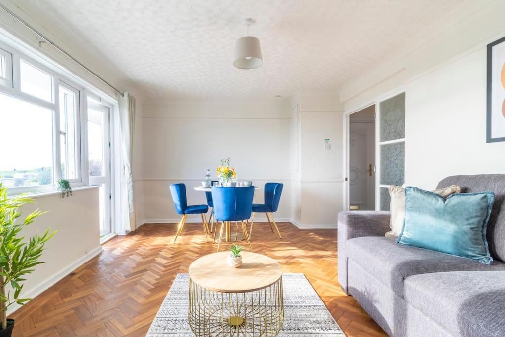 Stunning Sea View 2 Bedroom Sleeps 6- Free Parking Apartment