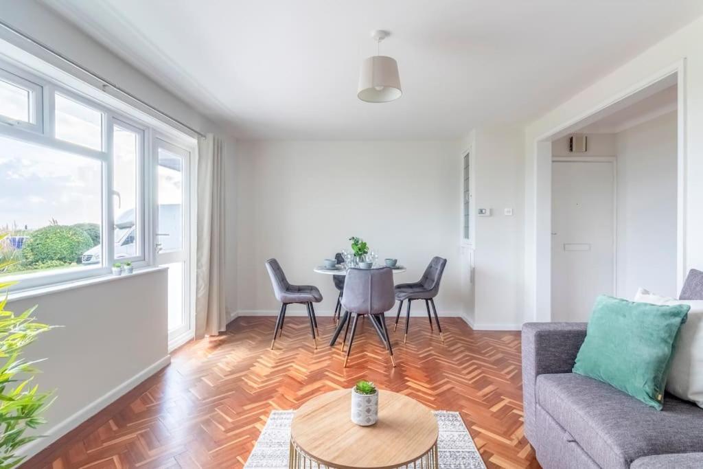 Spacious Sea View 2 Bedroom Sleeps 6-free Parking Bournemouth