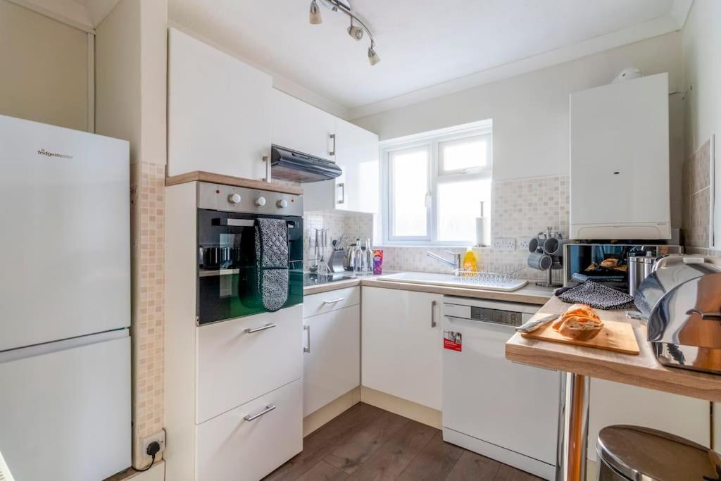 Apartment Spacious Sea View 2 Bedroom Sleeps 6-free Parking