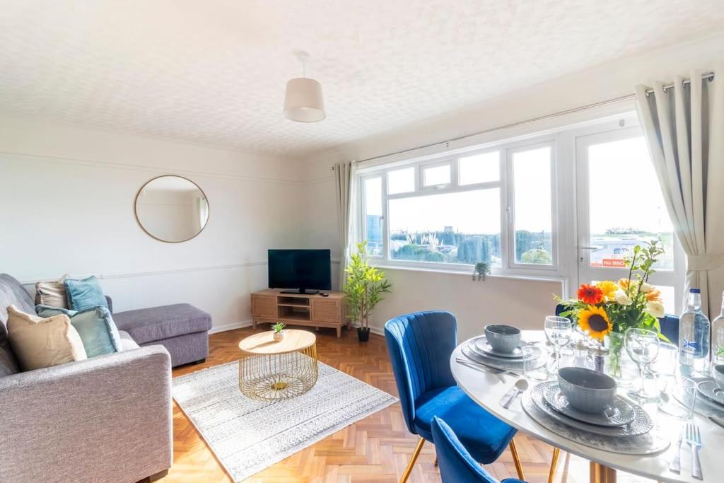 Apartment Stunning Sea View 2 Bedroom Sleeps 6- Free Parking *