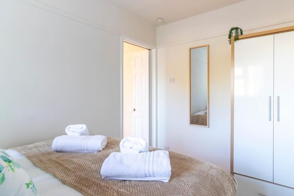 Stunning Sea View 2 Bedroom Sleeps 6- Free Parking Apartment *