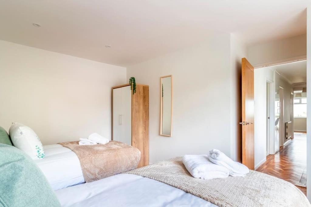 Spacious Sea View 2 Bedroom Sleeps 6-free Parking *