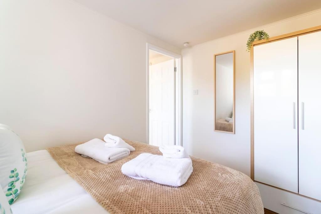 Apartment Stunner Sea View 2 Bedroom Sleeps 6-free Parking *
