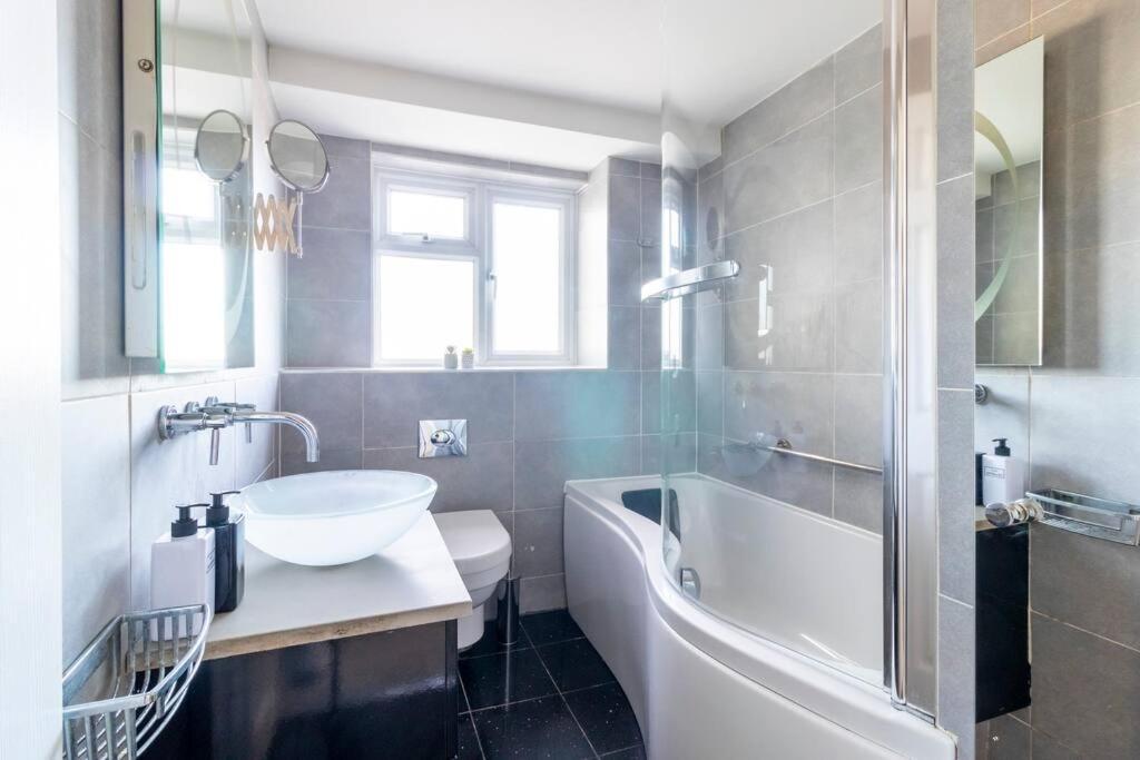 Stunner Sea View 2 Bedroom Sleeps 6-free Parking Apartment