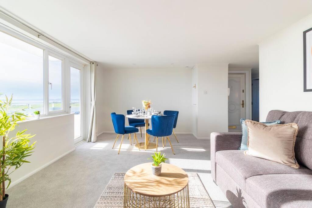 Stunner Sea View 2 Bedroom Sleeps 6-free Parking * Bournemouth