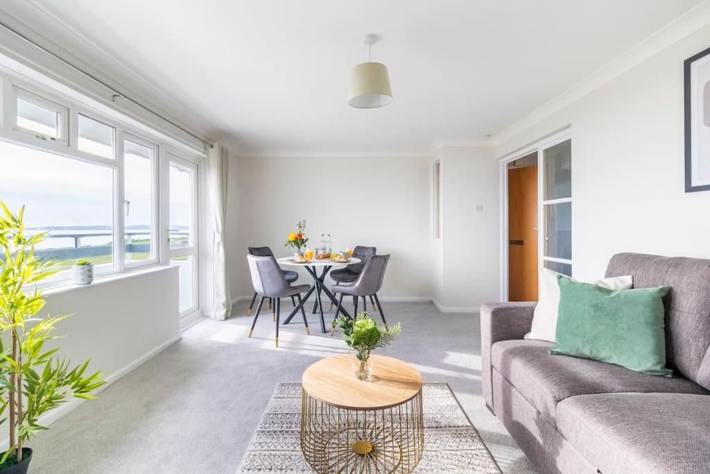 Apartment Wow! Seaview Sleeps 6-free Parking *