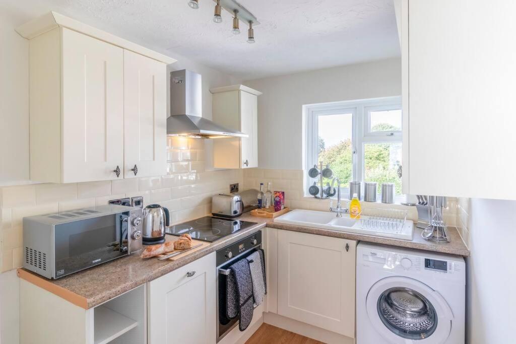 Panoramic Sea View Sleeps 4-free Parking Apartment