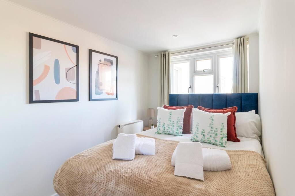 Stunner Sea View 2 Bedroom Sleeps 6-free Parking Apartment *