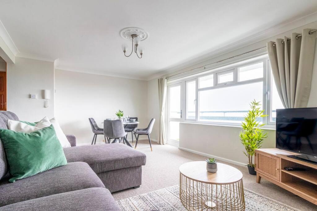Apartment Panoramic Sea View Sleeps 4-free Parking