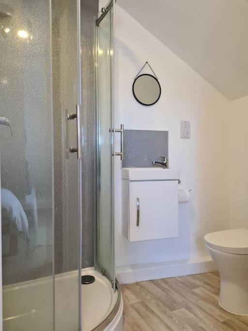 6 En-suite Bedrooms; Garden; Driveway;pet Friendly Holiday home *