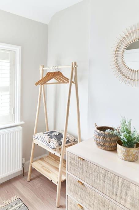 Cute House - 4 Mins Walk Holiday home Bournemouth