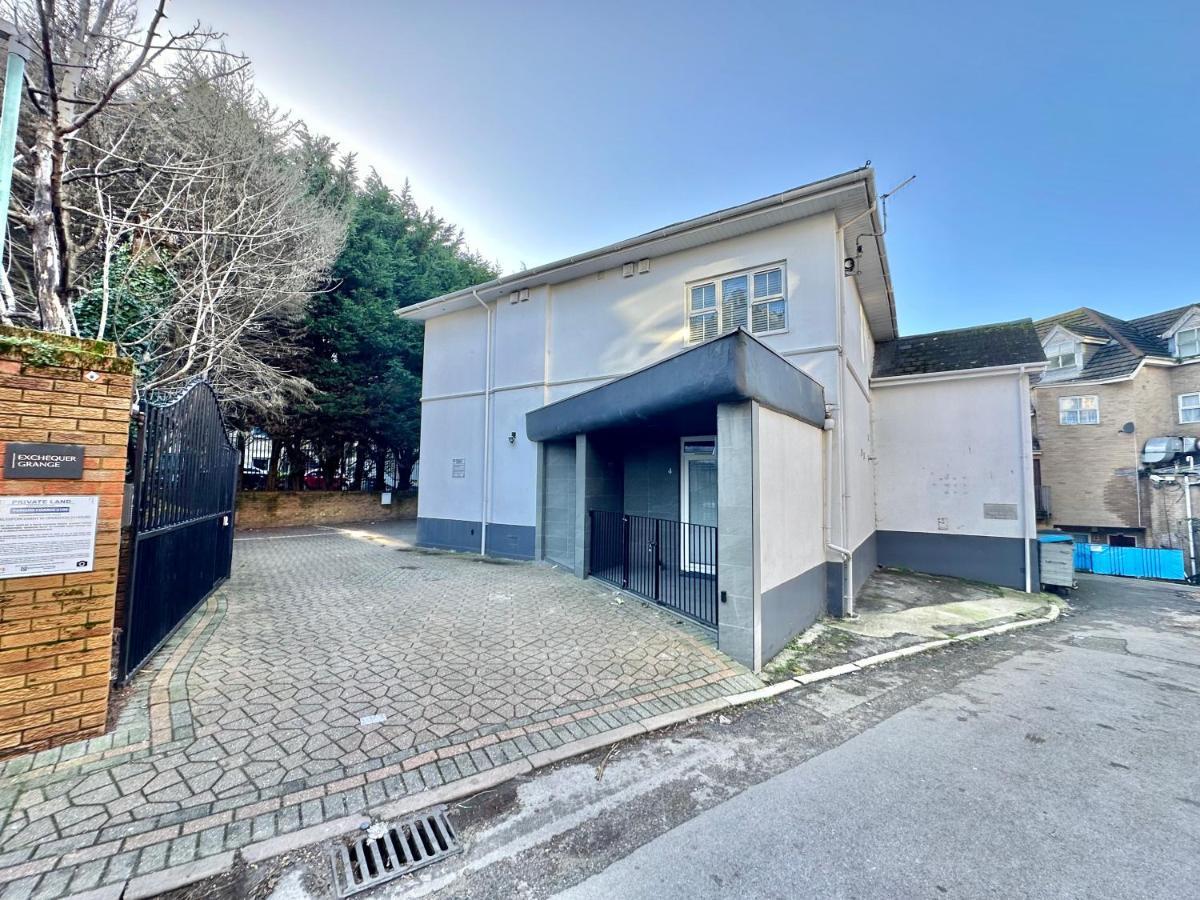 Urban Retreat - Close To Town And Apartment *