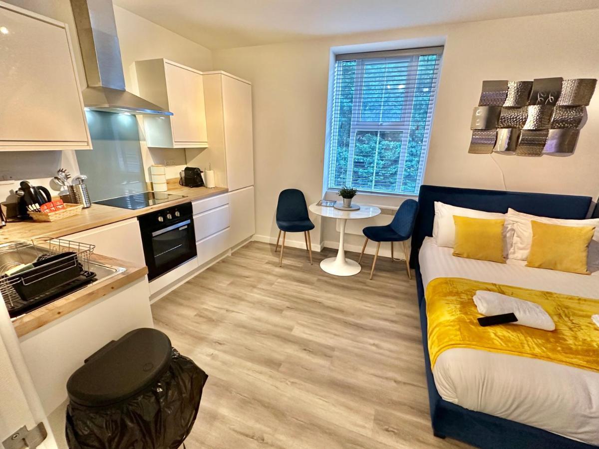 Apartment Serenity Retreat - Tranquil Close To *