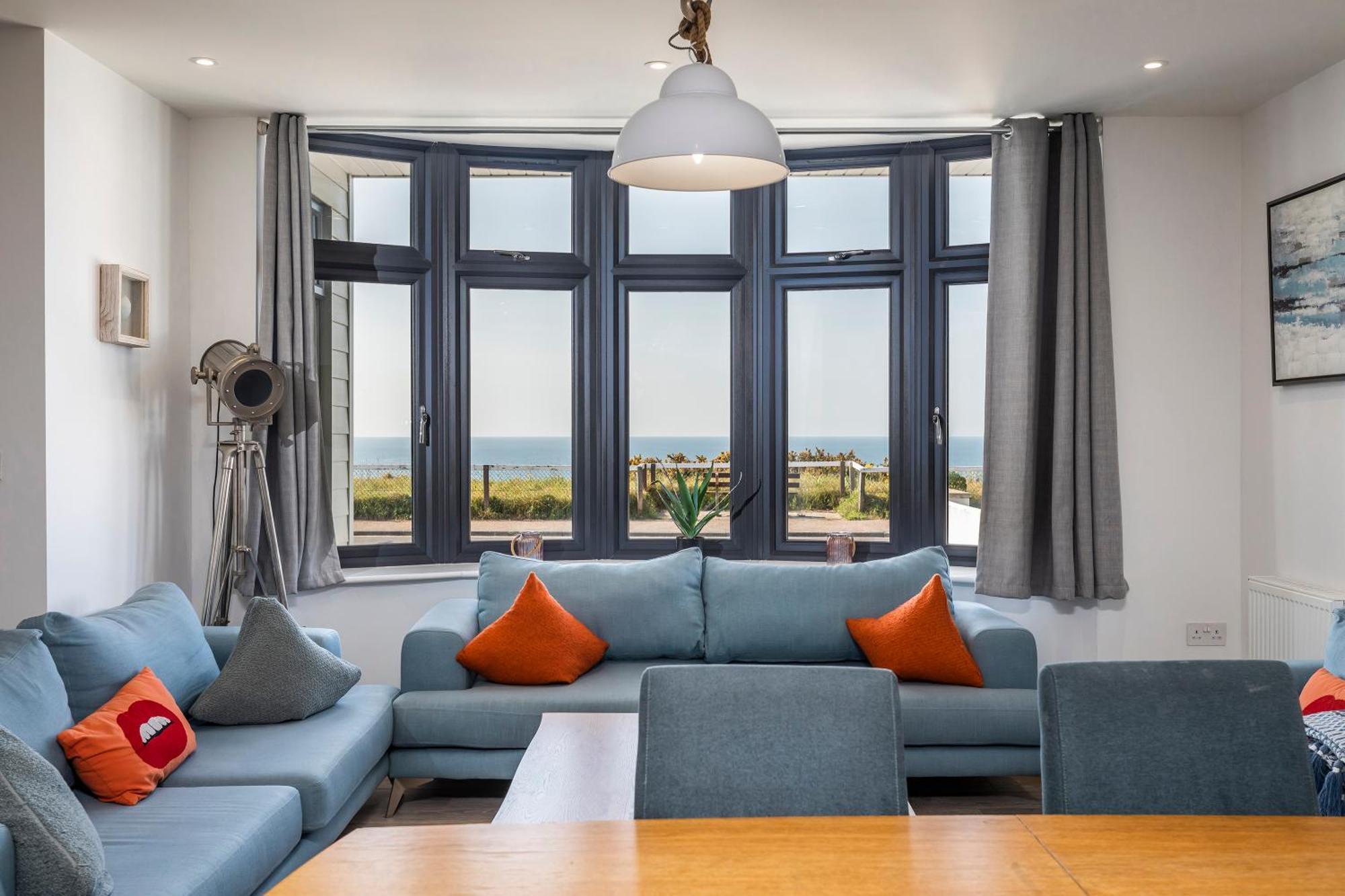 Luxury 3 Bed Apartment- Large Balcony With Seaviews *