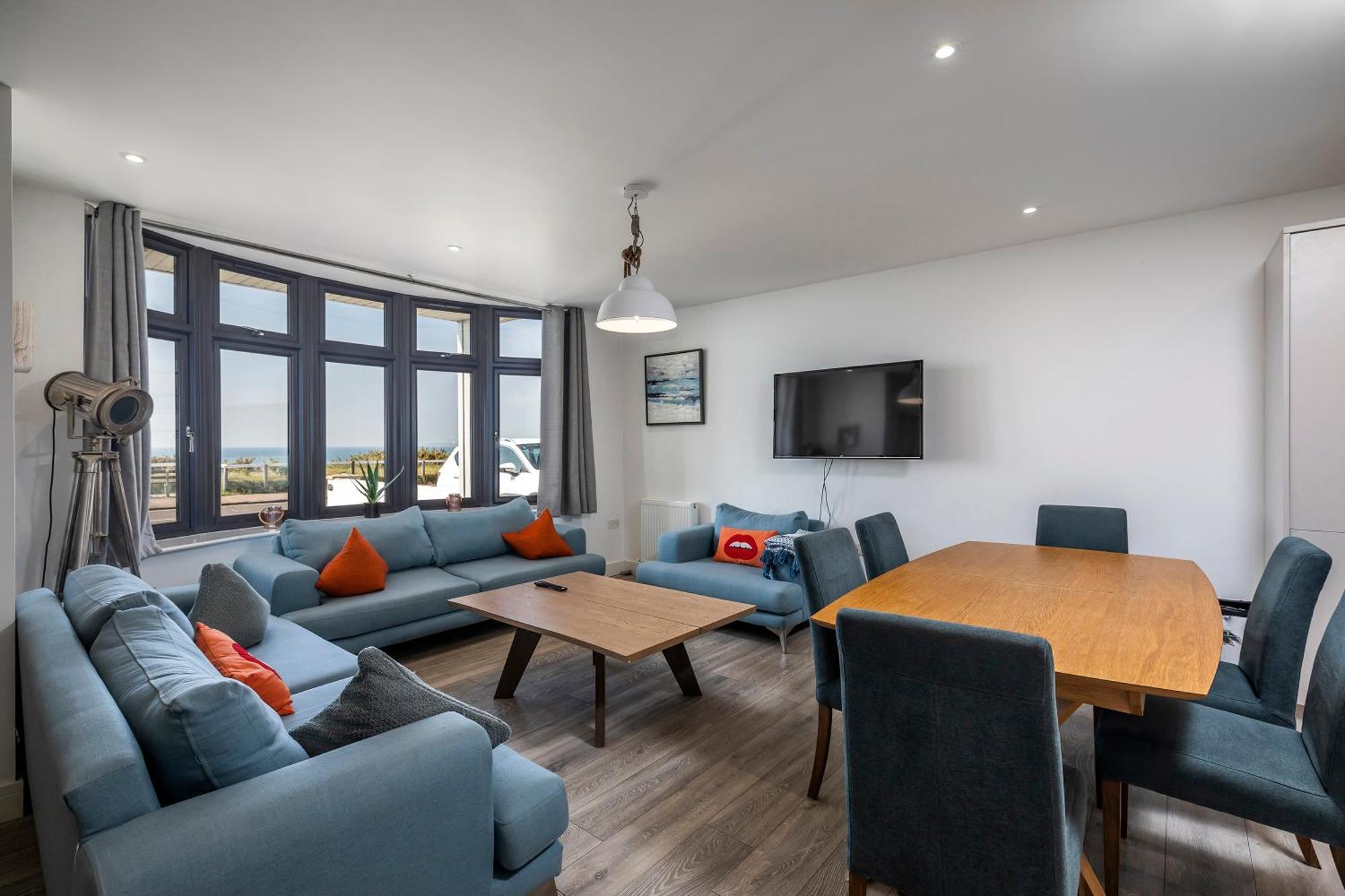 Luxury 3 Bed Apartment- Large Balcony With Seaviews