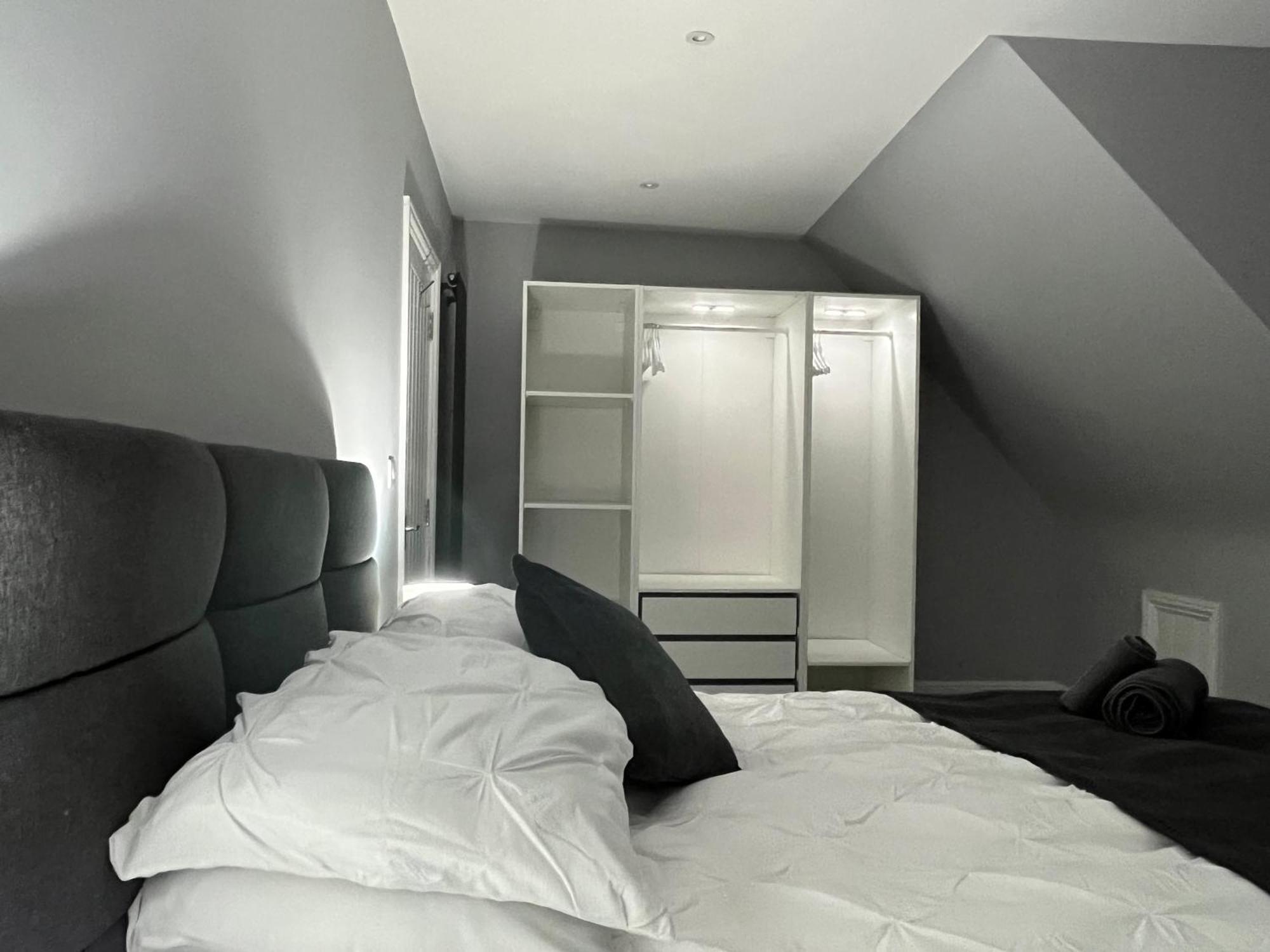 Entire Spacious 4 Bedroom In Apartment *