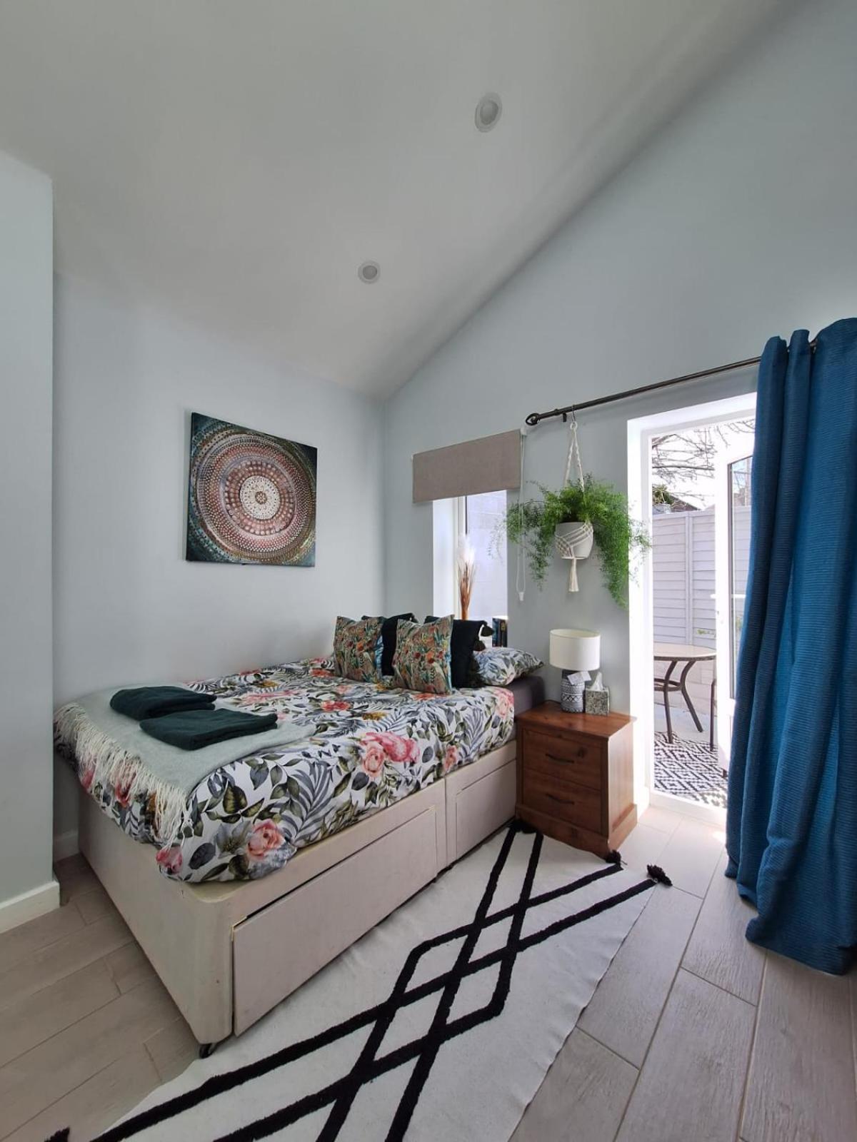 Apartment New, Stylish Flat With Private Patio And Free On-street Parking Check Out At 11am *