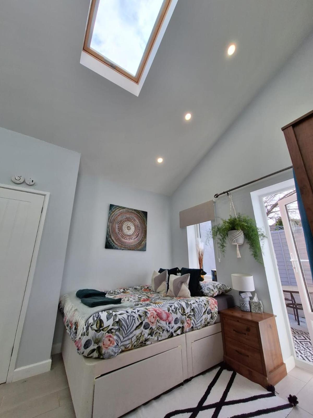 New, Stylish Flat With Private Patio And Free On-street Parking Check Out At 11am Apartment *