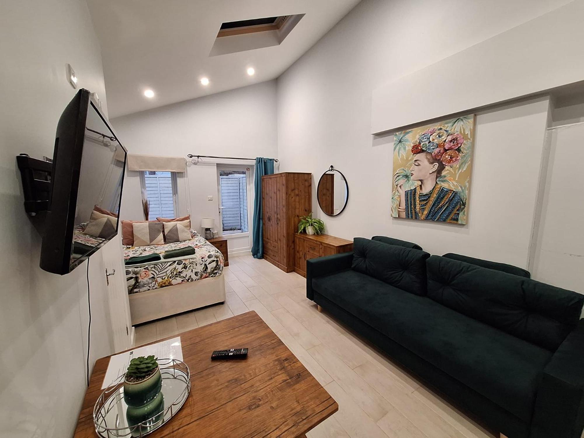 Apartment New, Stylish Flat With Private Patio And Free On-street Parking Check Out At 11am *