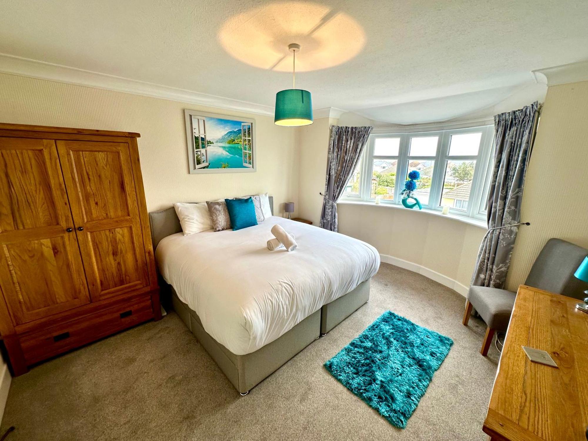 Sea View Three Bed Detached - With Parking - Next To Beach! Holiday home Bournemouth