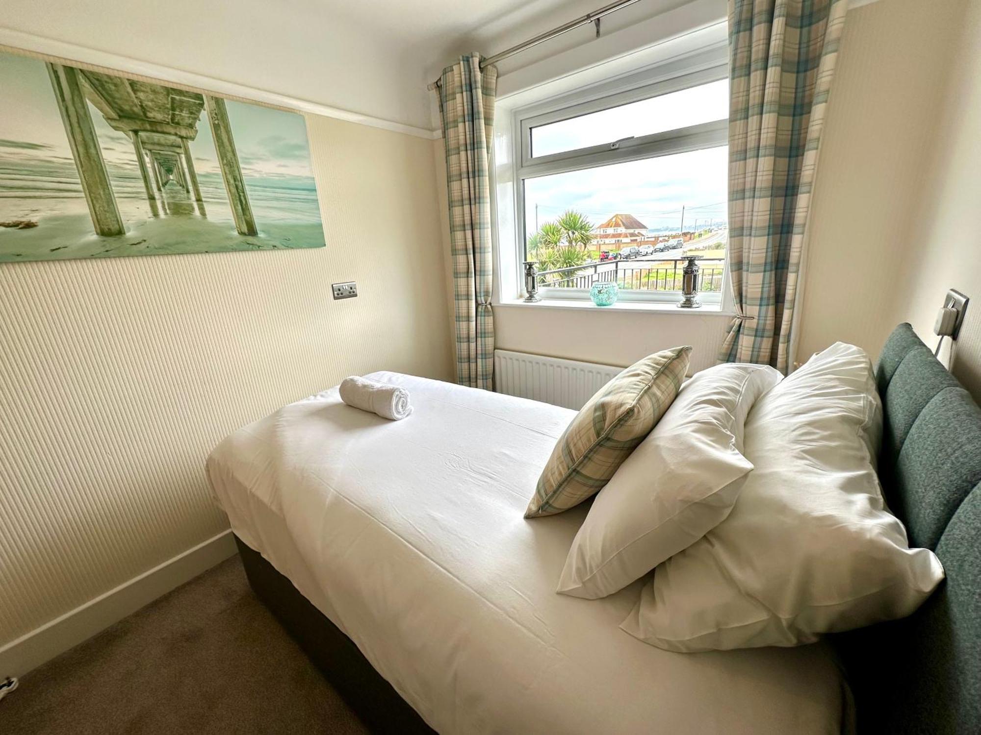 Sea View Three Bed Detached - With Parking - Next To Beach! Holiday home *