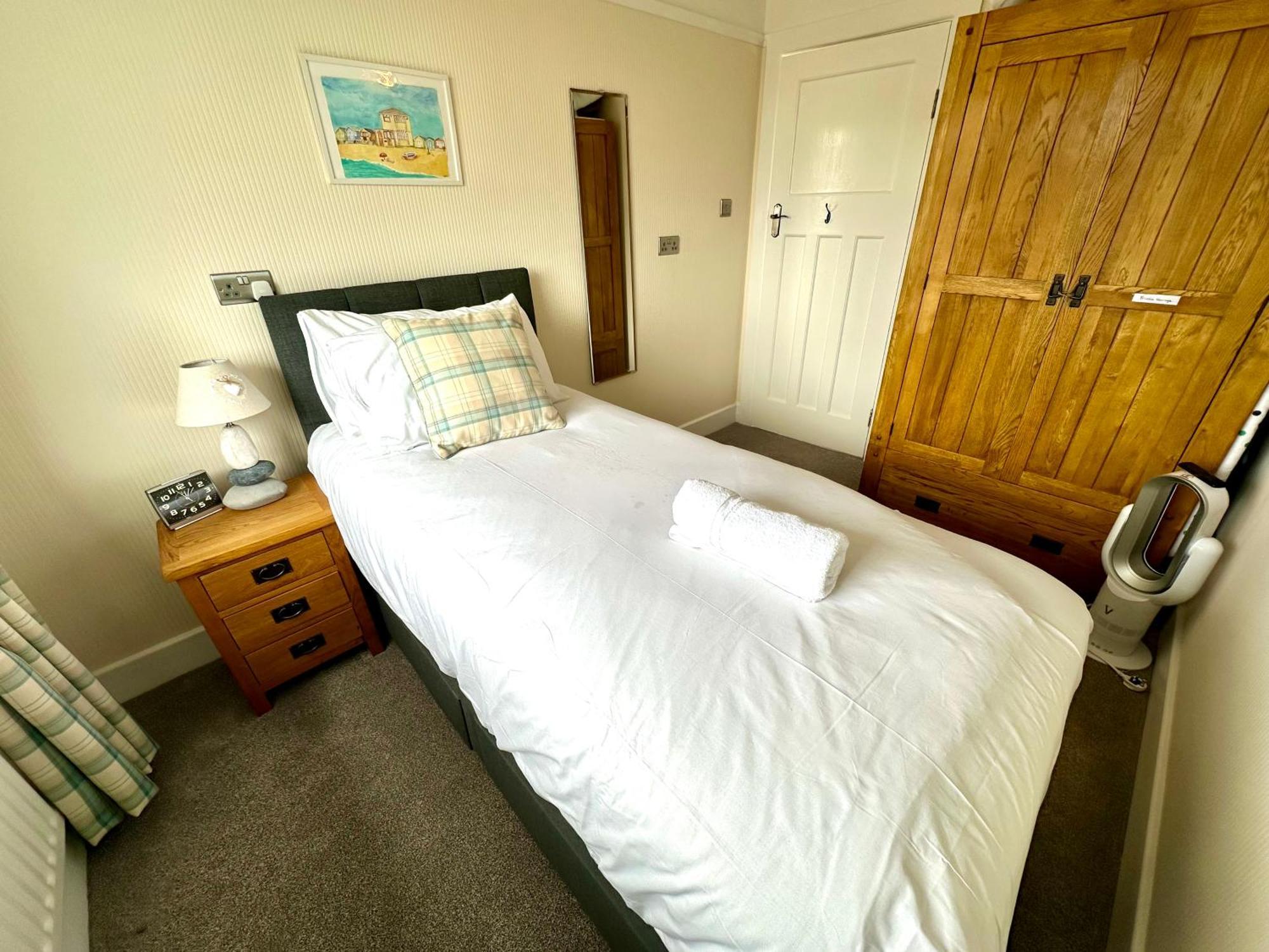 Sea View Three Bed Detached - With Parking - Next To Beach! *