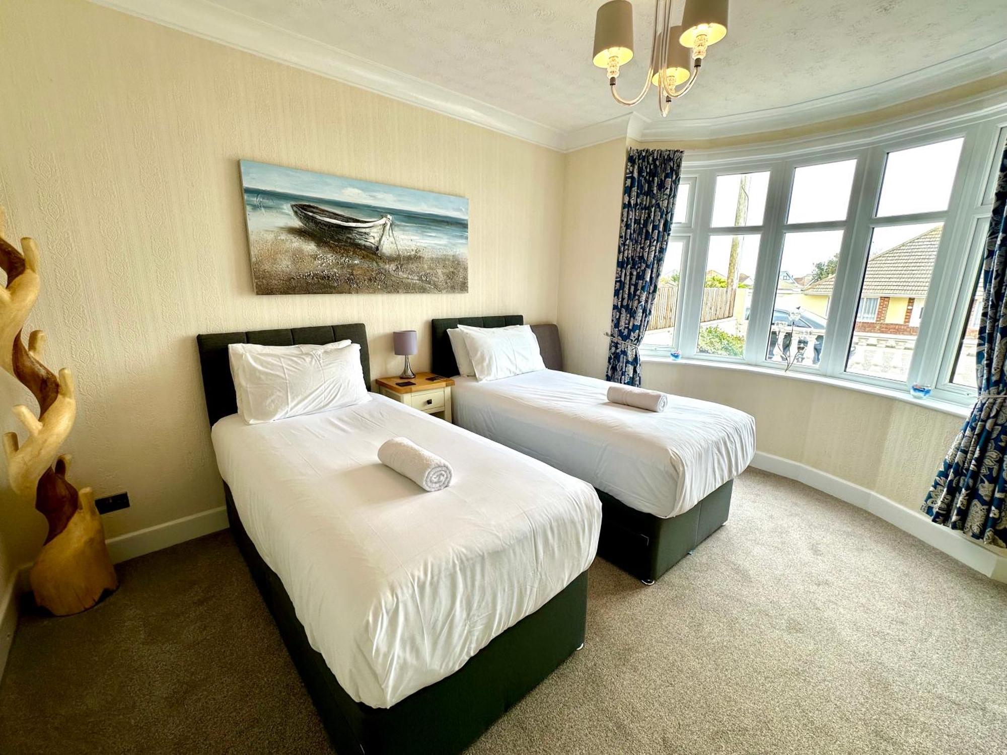 Sea View Three Bed Detached - With Parking - Next To Beach! Holiday home *