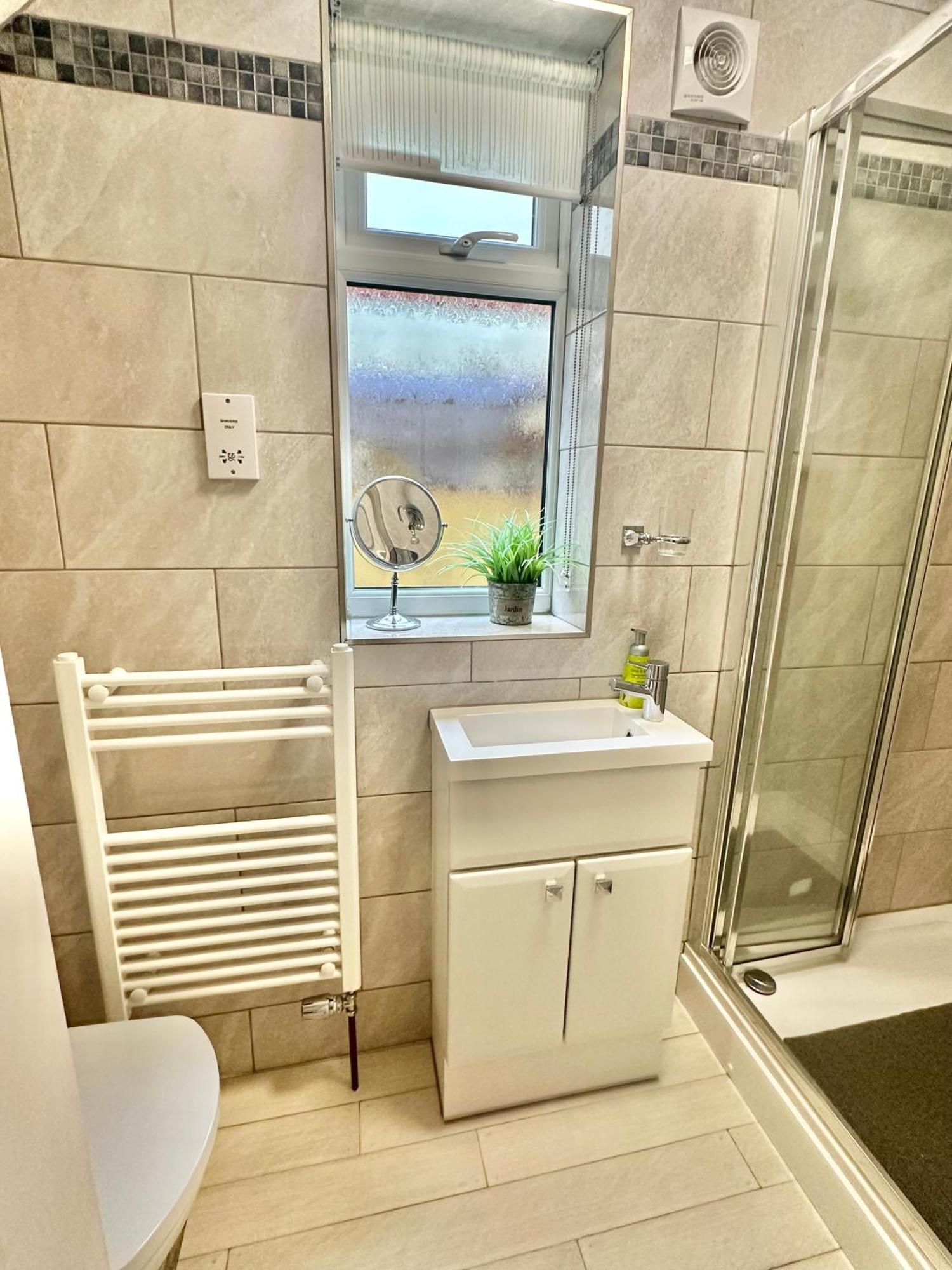 Sea View Three Bed Detached - With Parking - Next To Beach!