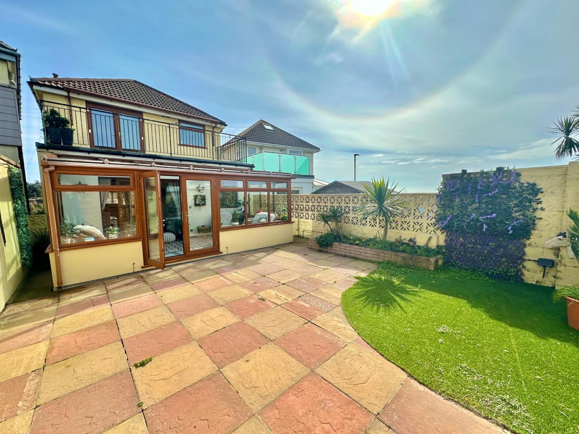Sea View Three Bed Detached - With Parking - Next To Beach! *
