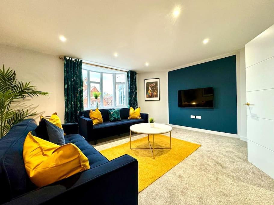 3br Escape: Close To & Town! Apartment