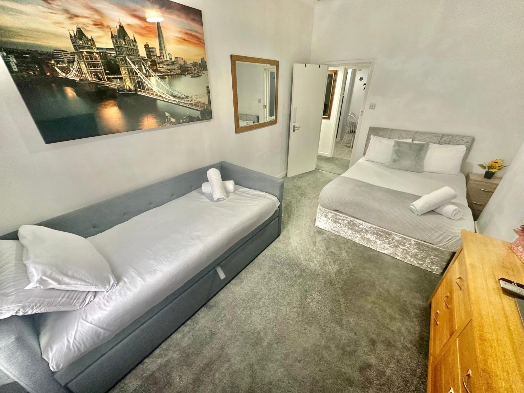 Homely In The Heart Of Town Centre - Sleeps 6 *