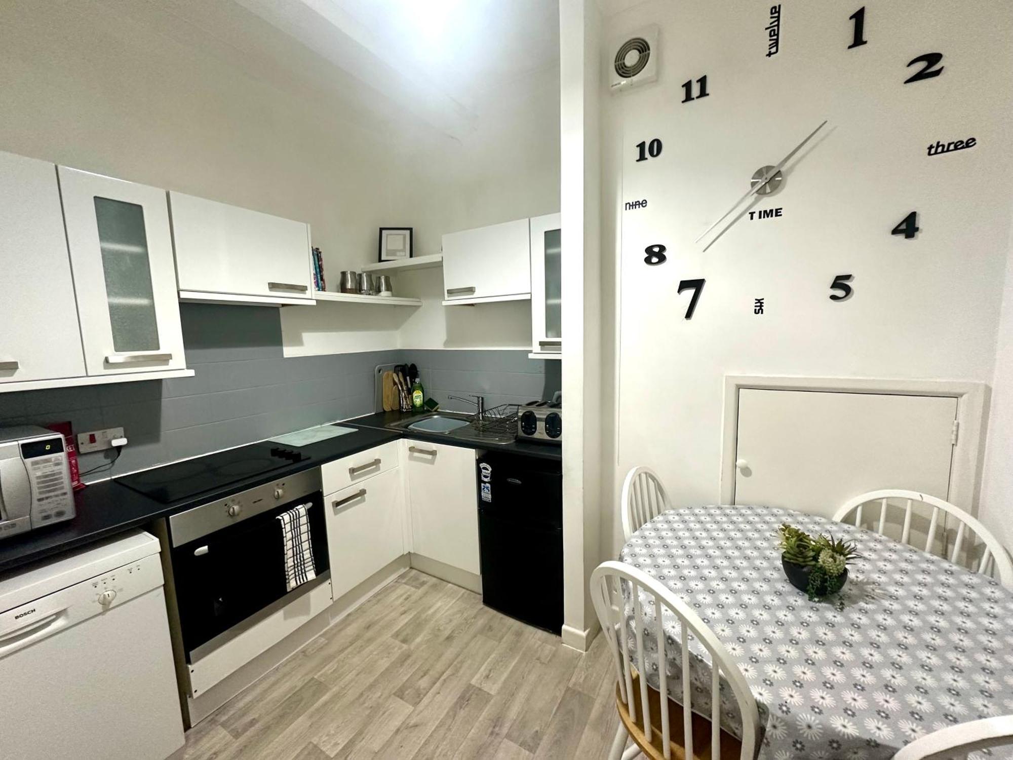Homely In The Heart Of Town Centre - Sleeps 6 *