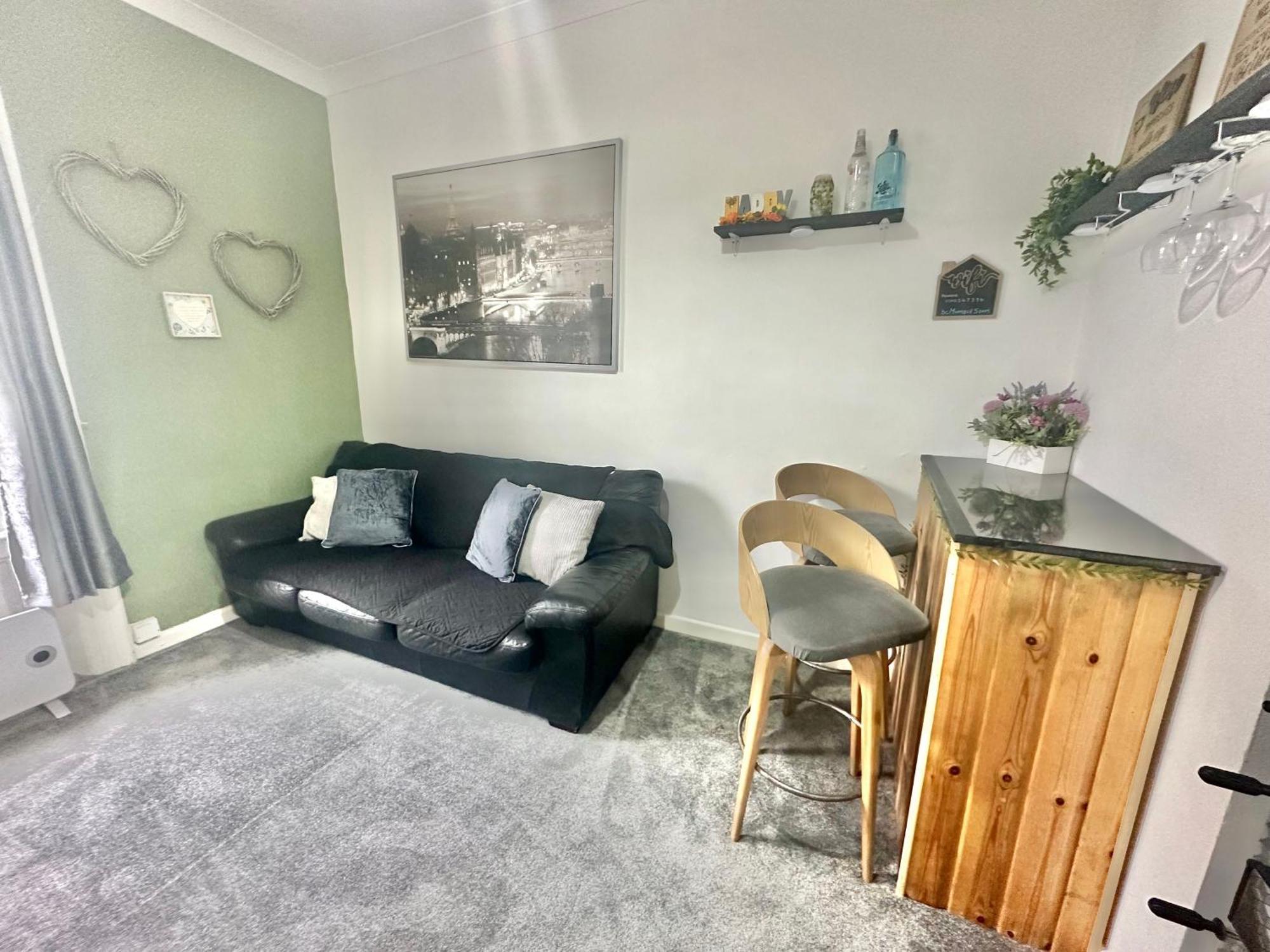 Homely In The Heart Of Town Centre - Sleeps 6 Apartment *