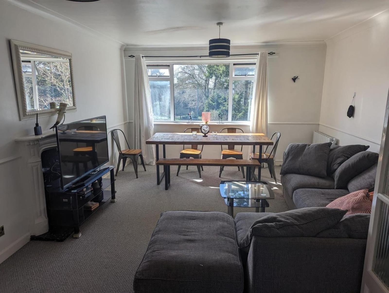 Spacious 2 Bedroom 5 People Near Apartment *