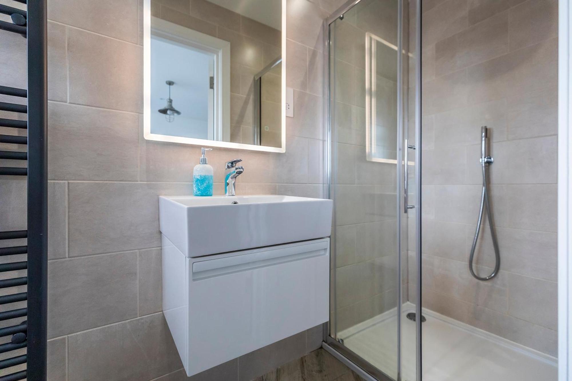 Luxury 3 Bed Apartment- Large Balcony With Seaviews *