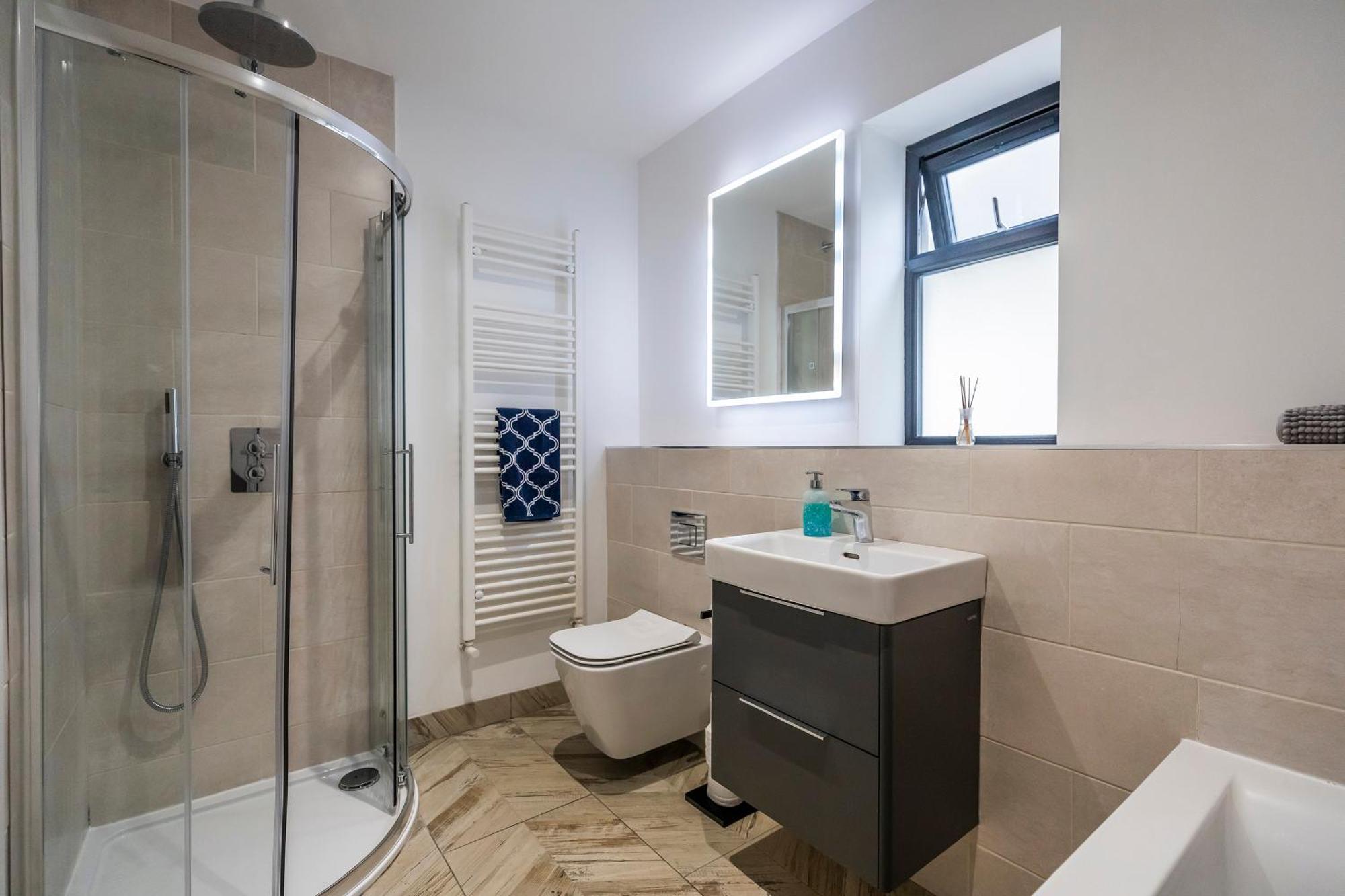 Luxury 3 Bed Apartment- Large Balcony With Seaviews *