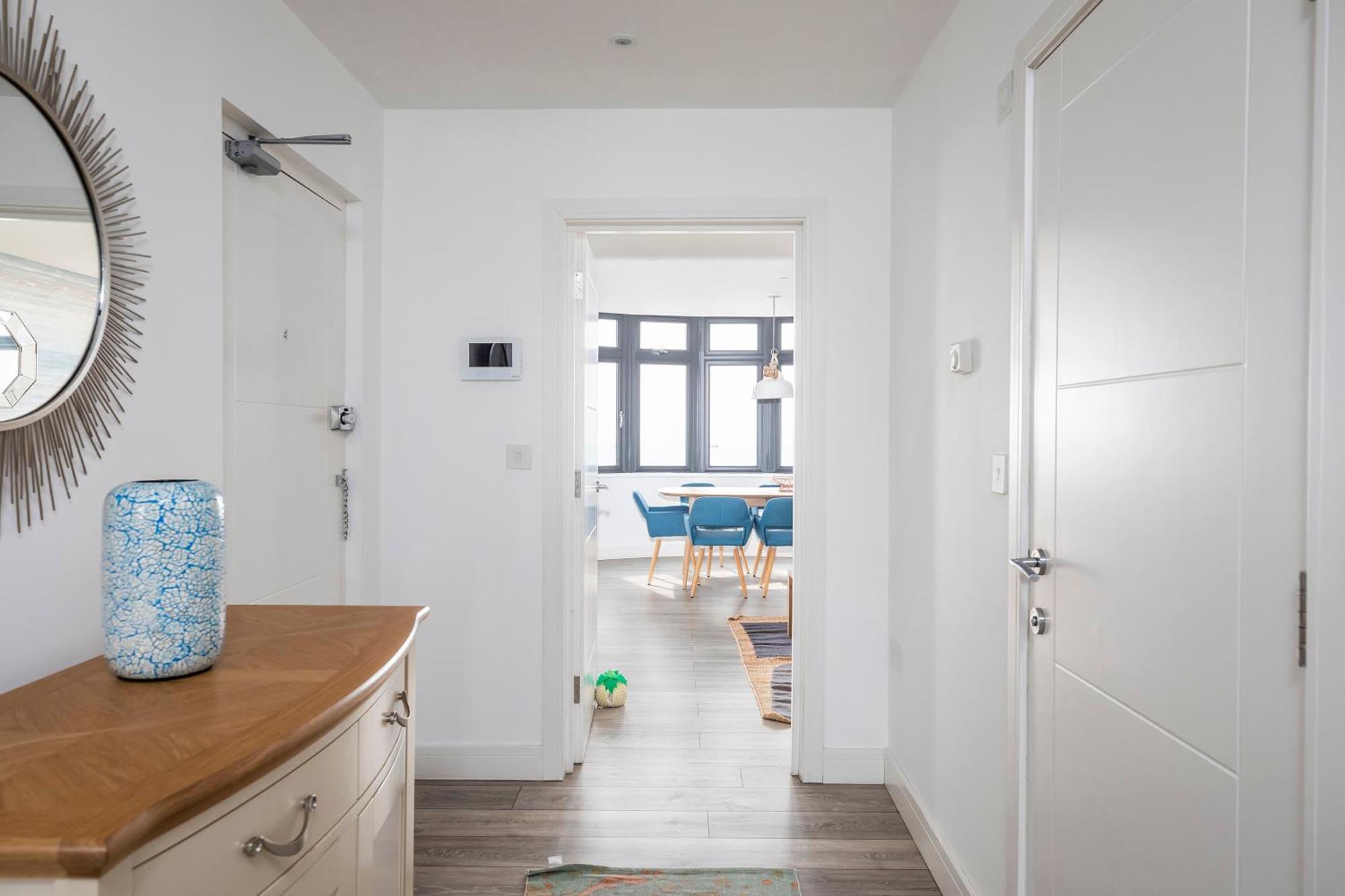 Luxury 3 Bed Apartment- Large Balcony With Seaviews