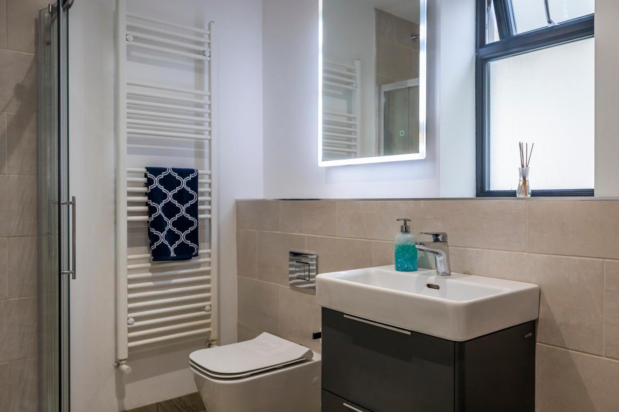 Apartment Luxury 3 Bed Apartment- Large Balcony With Seaviews