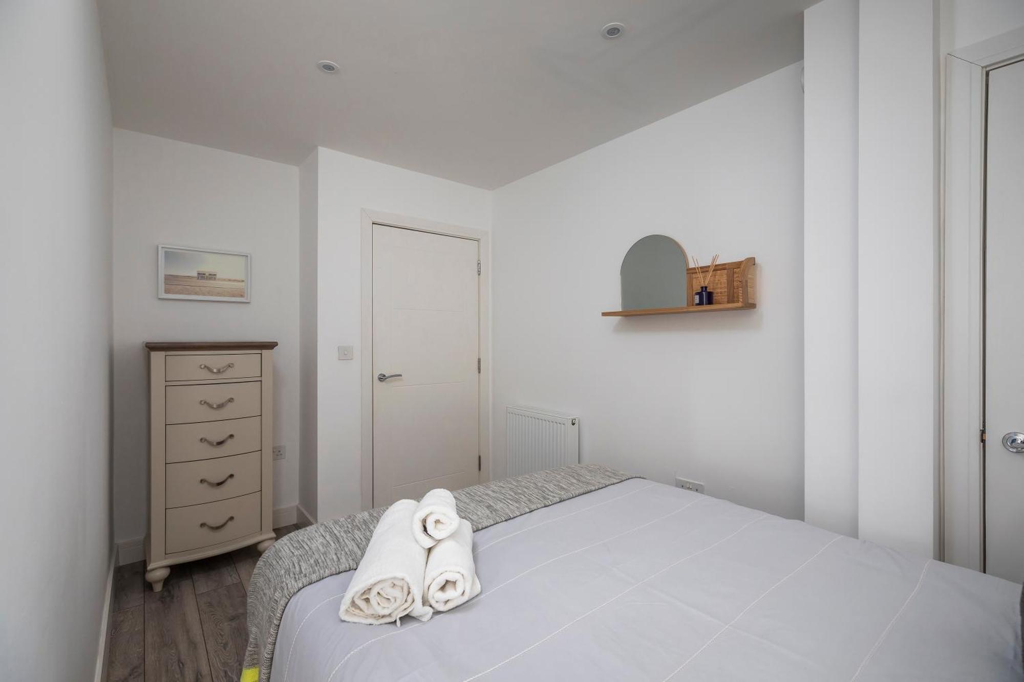 Luxury 3 Bed Apartment- Large Balcony With Seaviews *
