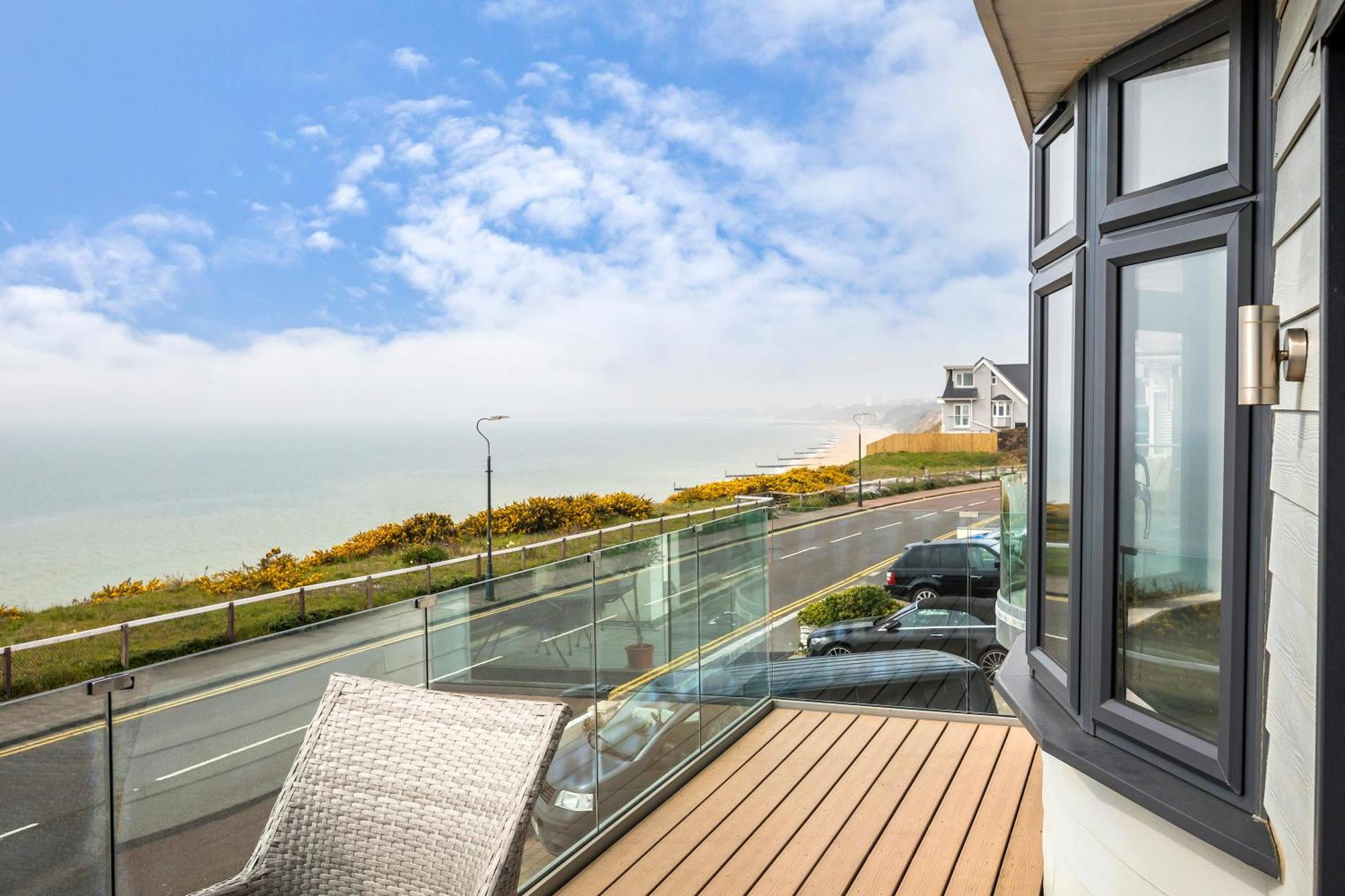 Luxury 3 Bed Apartment- Large Balcony With Seaviews Apartment Bournemouth